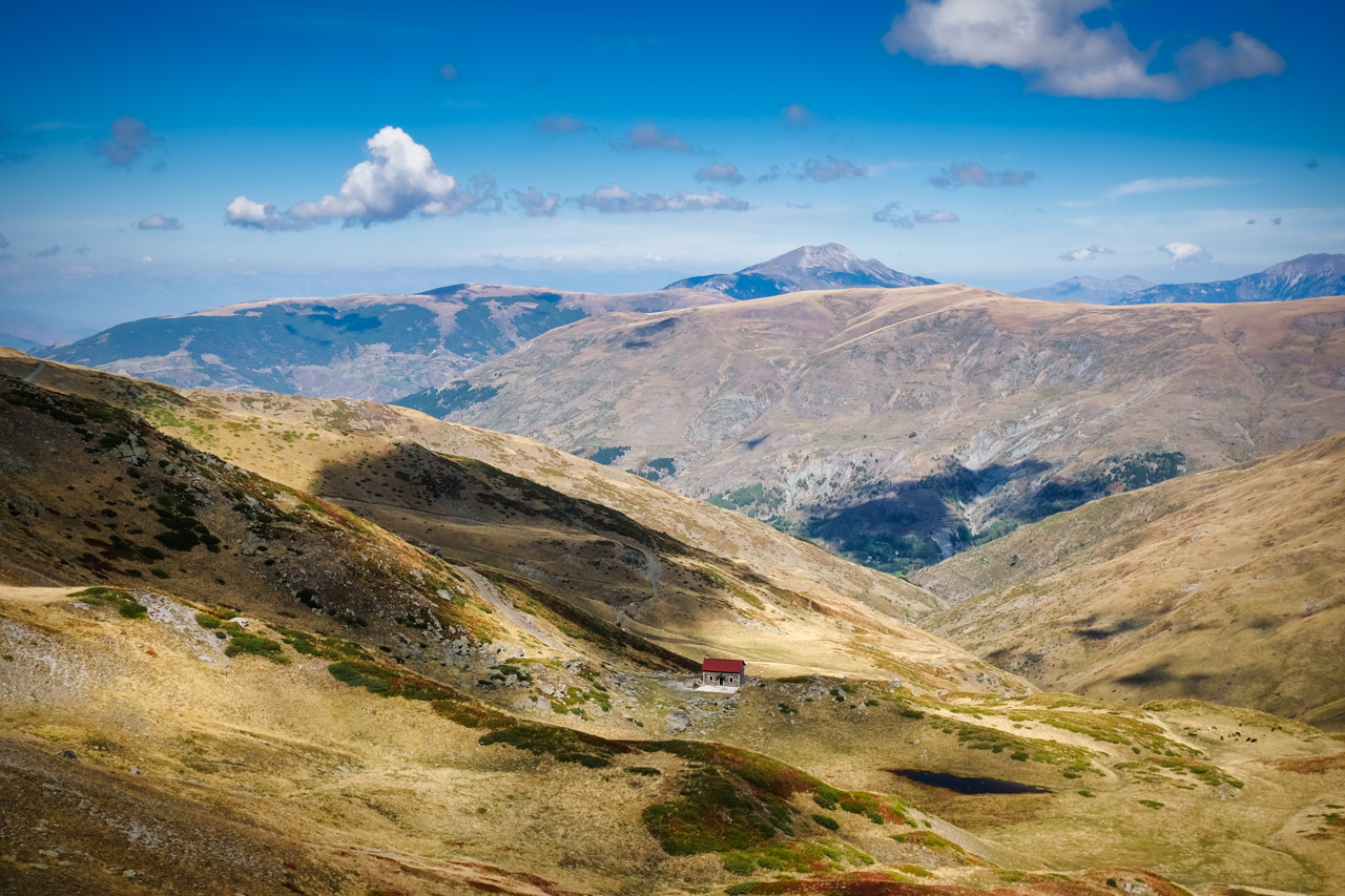 A lone house surrounded by rolling hills on the High Scardus Trail